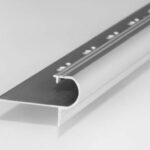 ALUMÍNIUM ÍVES BARÁZDÁLT LÉPCSŐ ÉLPROFIL 10MM/2,70 M ELOXÁLT EZÜST SZÍNBEN